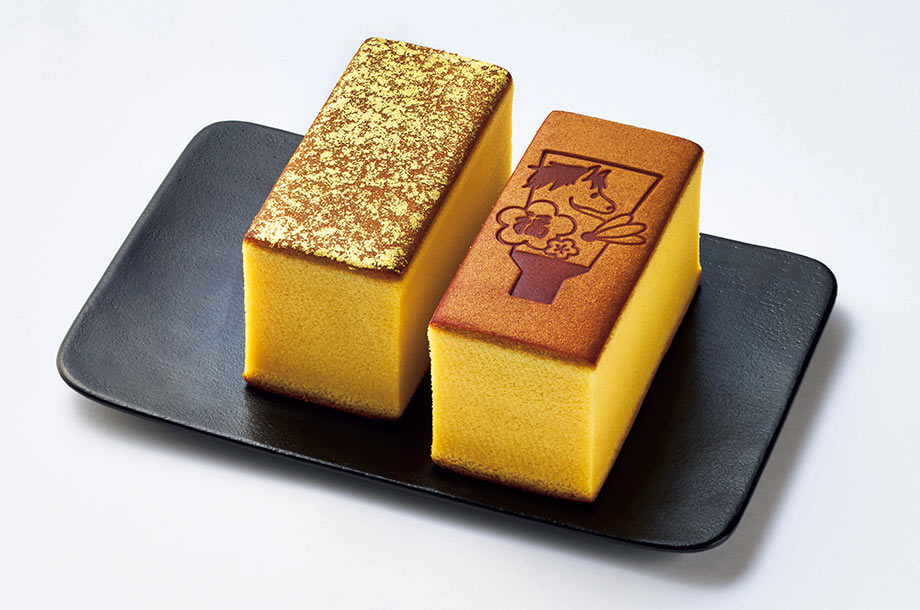 ＜烏鶏庵＞烏骨鶏かすていら2号2本 (干支焼印・金箔)の画像