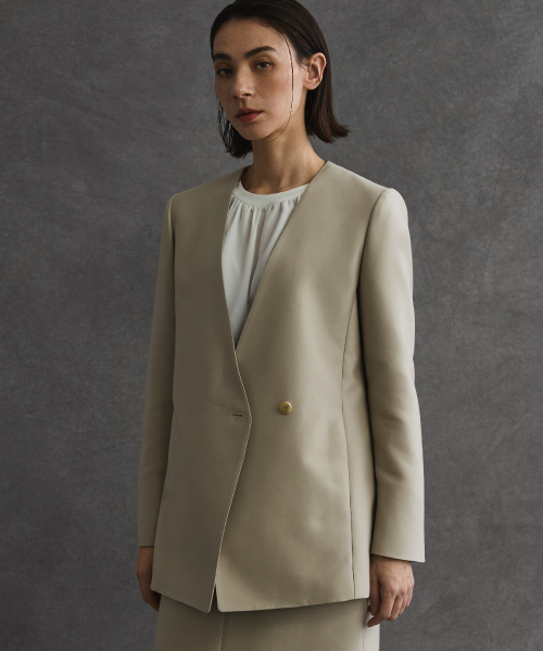 ノーカラーセミダブルジャケットとペンシルスカートのスタイリング画像