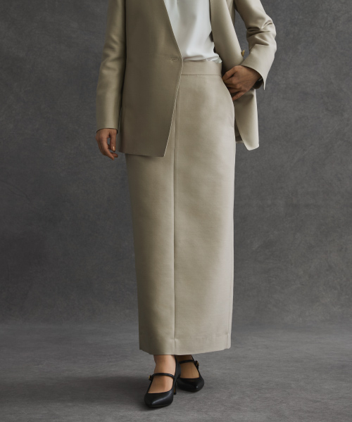 ノーカラーセミダブルジャケットとペンシルスカートのスタイリング画像