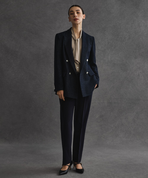 ダブルブレストジャケットとストレートパンツのスタイリング画像