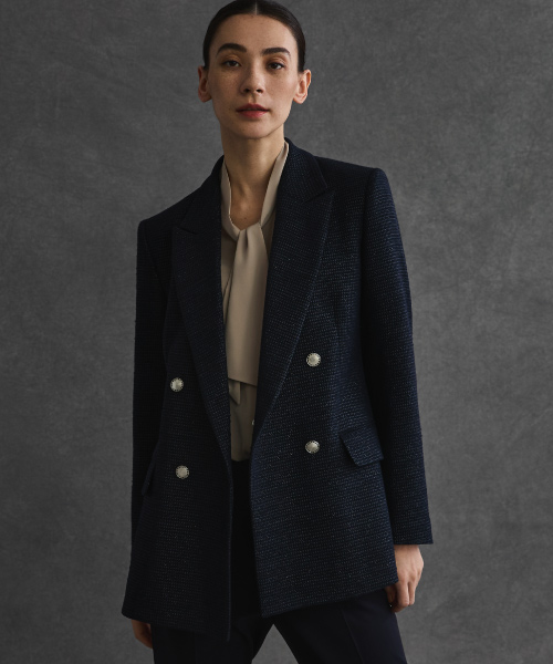 ダブルブレストジャケットとストレートパンツのスタイリング画像