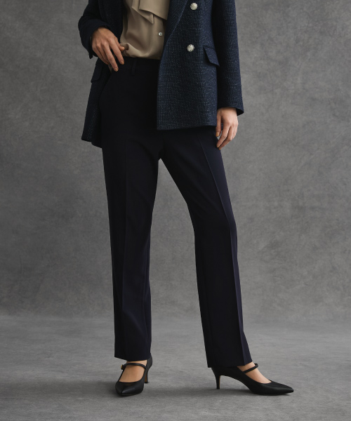 ダブルブレストジャケットとストレートパンツのスタイリング画像
