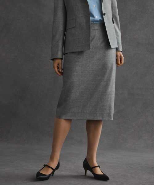 レギュラー丈テーラードジャケットとタイトスカートのスタイリング画像