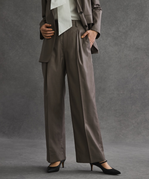 ビッグシルエットテーラードジャケットとワイドパンツのスタイリング画像